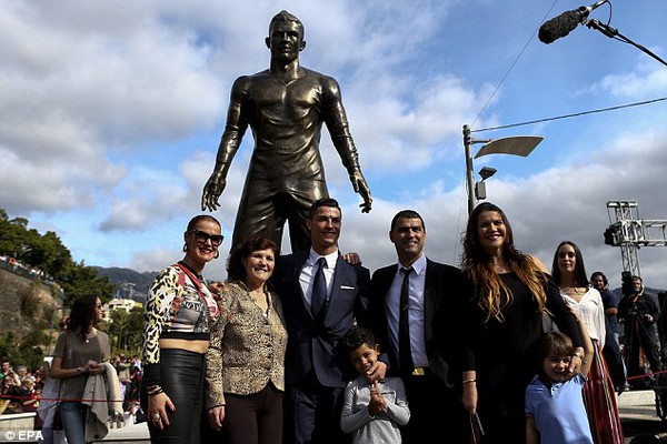 Ronaldo và con trai cưng tự tin "pose" ảnh với mặt mèo nguệch ngoạc 1