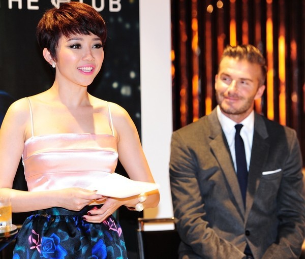 1 th&aacute;ng sau chuyến thăm Việt Nam, Beckham vẫn "nhớ" T&oacute;c Ti&ecirc;n 2