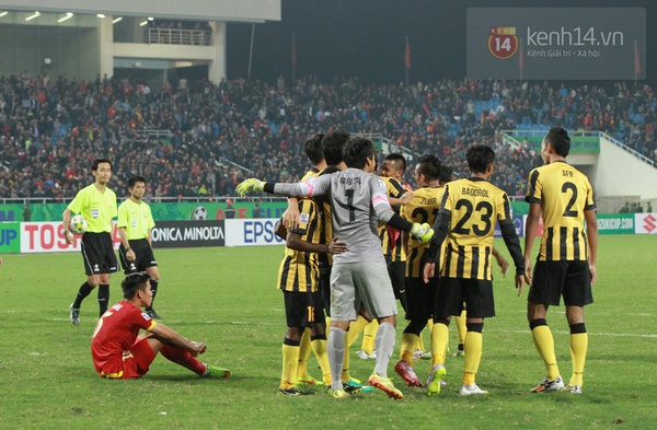 Việt Nam 2-4 Malaysia: Cầm vàng lại để vàng rơi 6