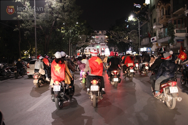 Hàng chục nghìn CĐV tràn xuống đường mừng chiến thắng của tuyển Việt Nam 7