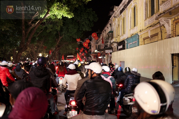 Hàng chục nghìn CĐV tràn xuống đường mừng chiến thắng của tuyển Việt Nam 8