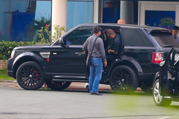 Beckham vẫy tay ch&agrave;o người h&acirc;m mộ trước khi rời Việt Nam 2