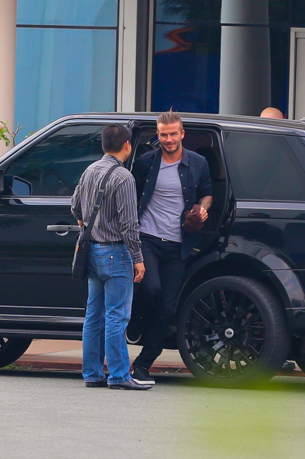 Beckham vẫy tay ch&agrave;o người h&acirc;m mộ trước khi rời Việt Nam 3