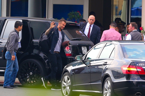 Beckham vẫy tay ch&agrave;o người h&acirc;m mộ trước khi rời Việt Nam 5