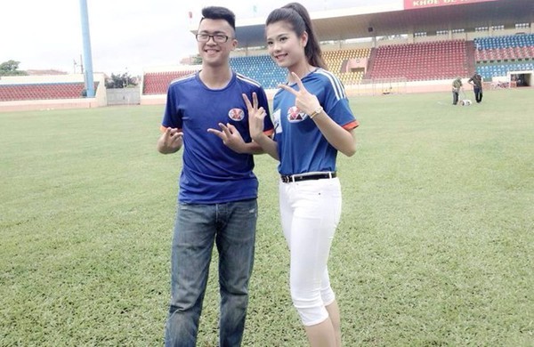 4 CĐV nữ Việt Nam xinh chẳng kém Á hậu Huyền My 16