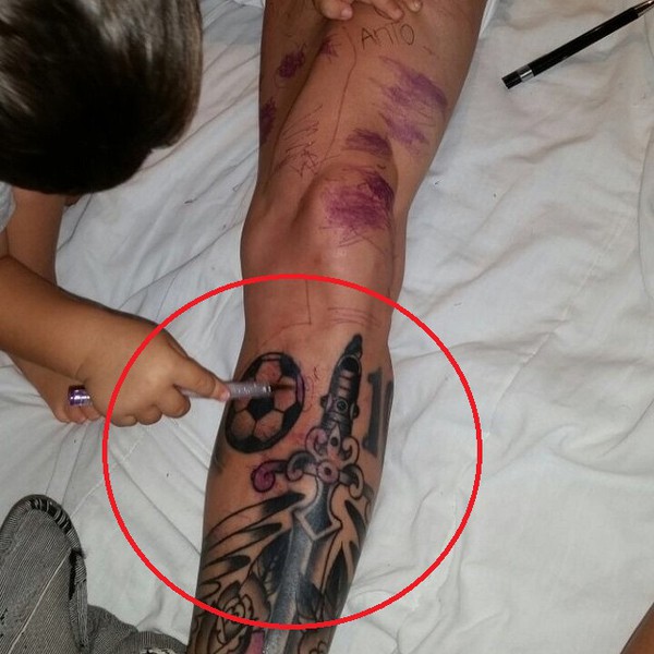 Messi bị con trai cưng "xăm" chằng chịt lên chân 3