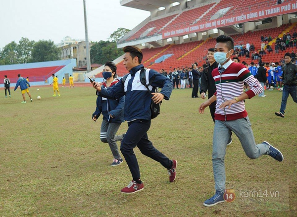 Công Phượng lọt thỏm giữa đám đông CĐV Hải Phòng 7