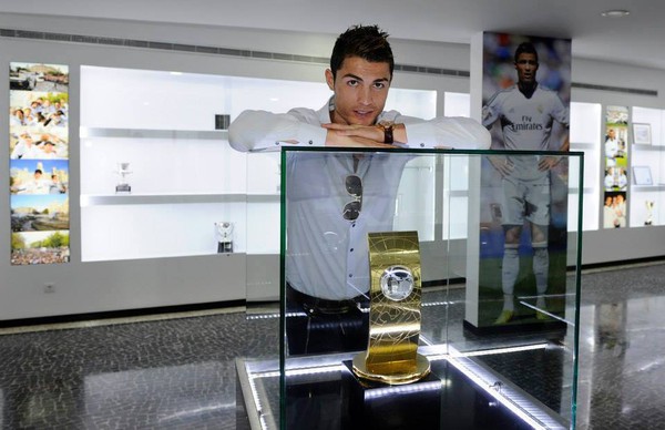 Ronaldo chi tiền tài trợ cho đội bóng địa phương 4