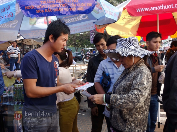 Sân Pleiku quá tải, fan ngồi lên... bốt điện xem Công Phượng thi đấu 1