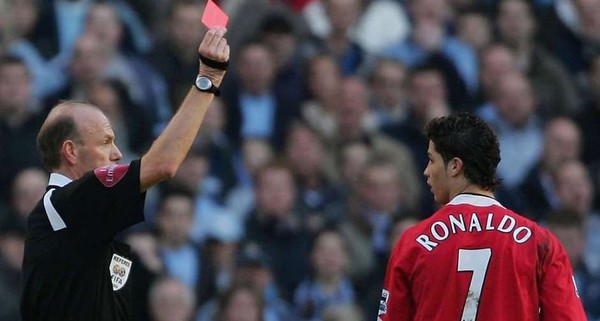 Nh&igrave;n lại 9 lần l&atilde;nh thẻ đỏ của Ronaldo 2