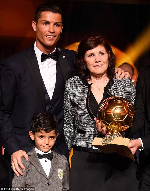 Irina Shayk bị "đá" vì cả gan từ chối dự sinh nhật mẹ Ronaldo 3