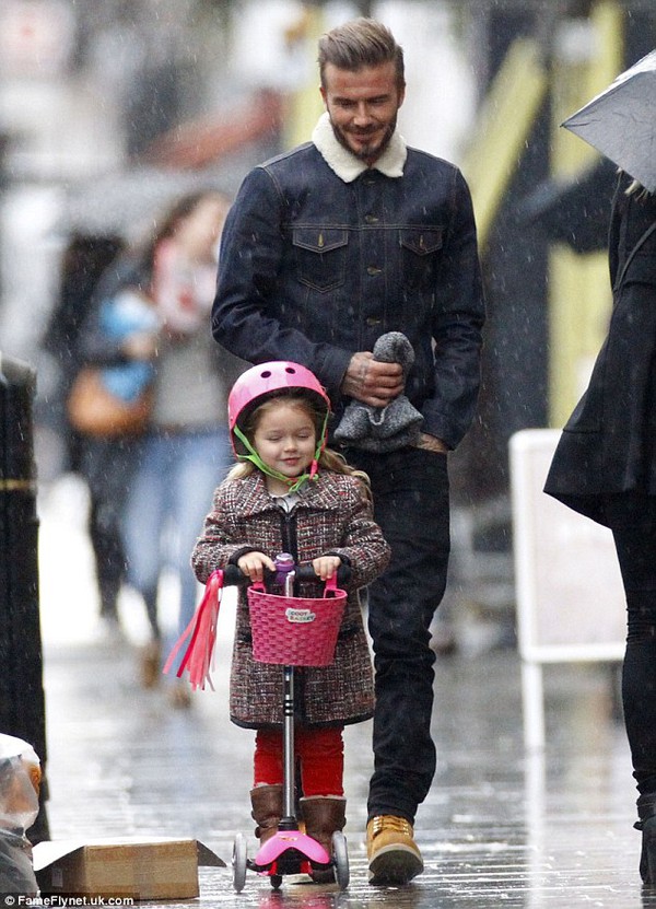 Beckham hạnh phúc ngắm bé Harper Seven vui đùa dưới mưa 2
