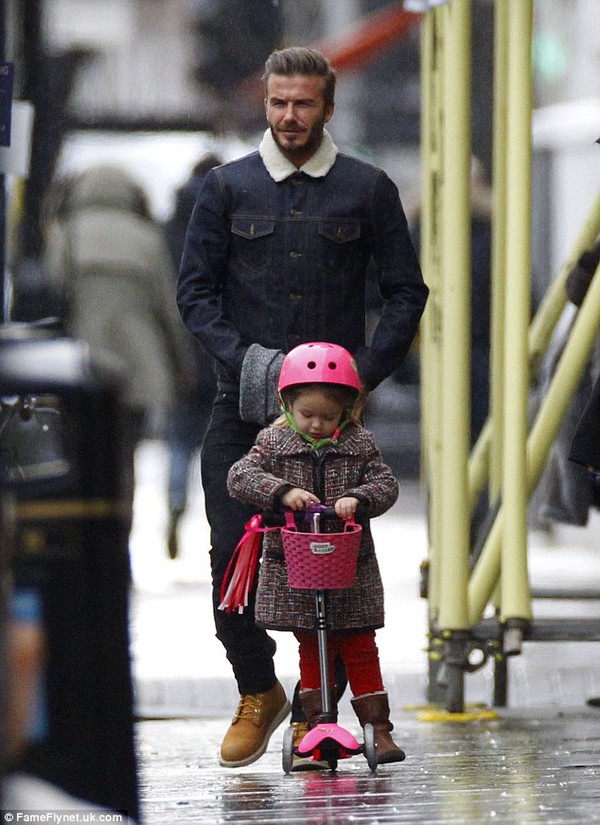 Beckham hạnh phúc ngắm bé Harper Seven vui đùa dưới mưa 1