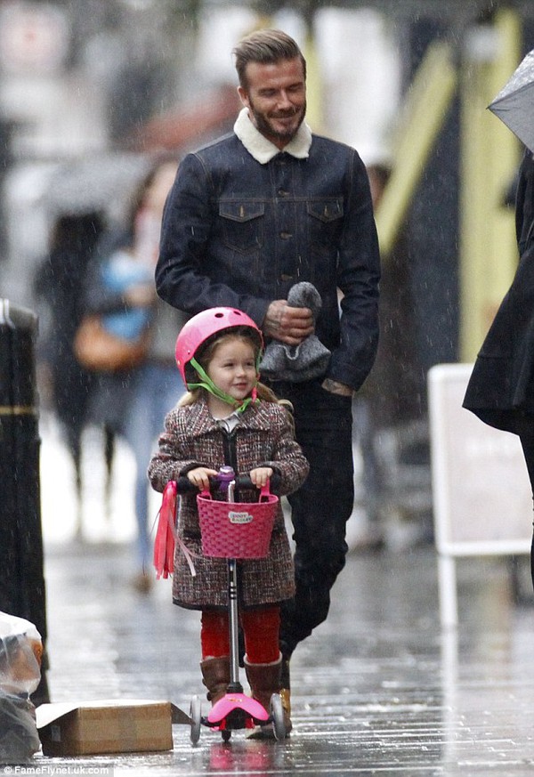 Beckham hạnh phúc ngắm bé Harper Seven vui đùa dưới mưa 3