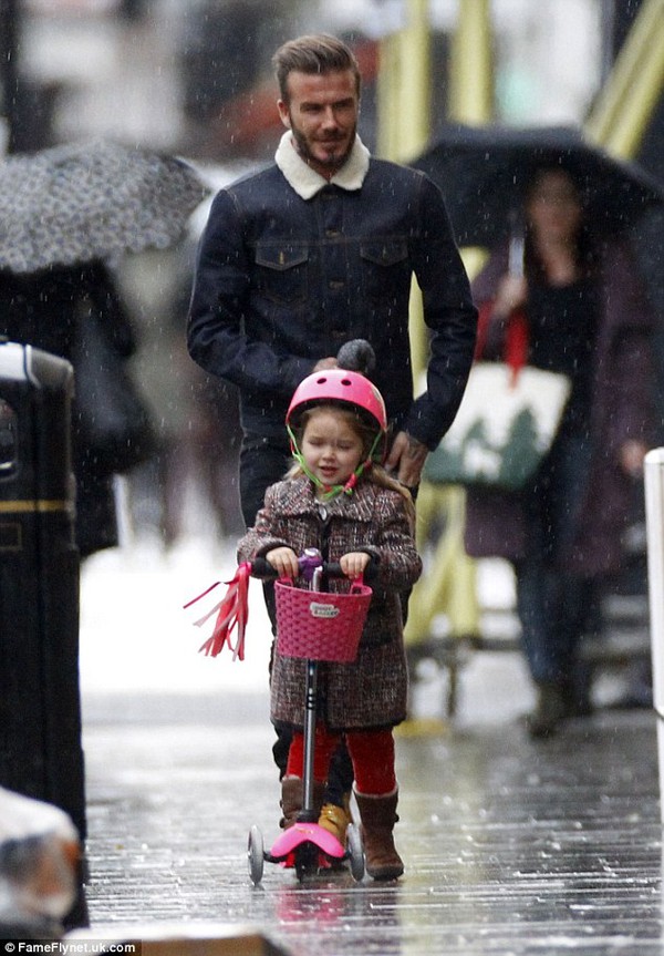 Beckham hạnh phúc ngắm bé Harper Seven vui đùa dưới mưa 4