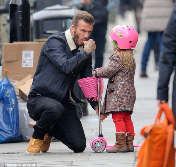 Beckham hạnh phúc ngắm bé Harper Seven vui đùa dưới mưa 5
