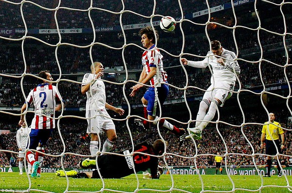 Lập cú đúp, Torres che mờ màn khoe bóng vàng hoành tráng của Ronaldo 3