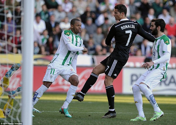 Ronaldo l&atilde;nh thẻ đỏ sau khi đấm, đ&aacute;, t&aacute;t đối thủ 1