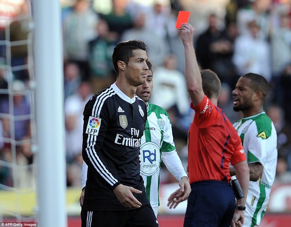 Ronaldo lãnh thẻ đỏ sau khi đấm, đá, tát đối thủ 5