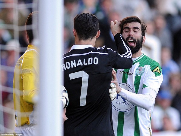 Ronaldo l&atilde;nh thẻ đỏ sau khi đấm, đ&aacute;, t&aacute;t đối thủ 4