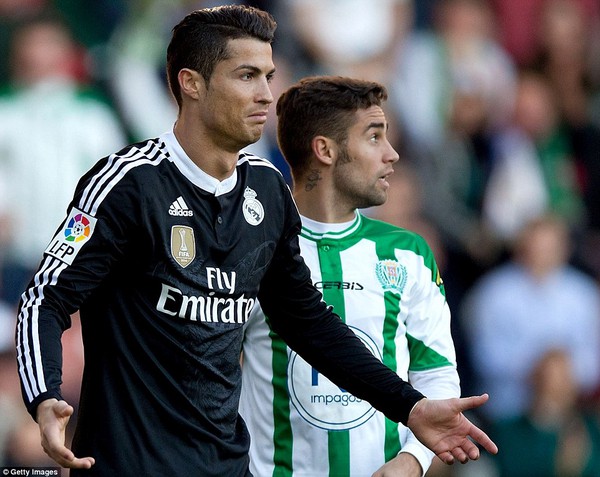 Ronaldo l&atilde;nh thẻ đỏ sau khi đấm, đ&aacute;, t&aacute;t đối thủ 6