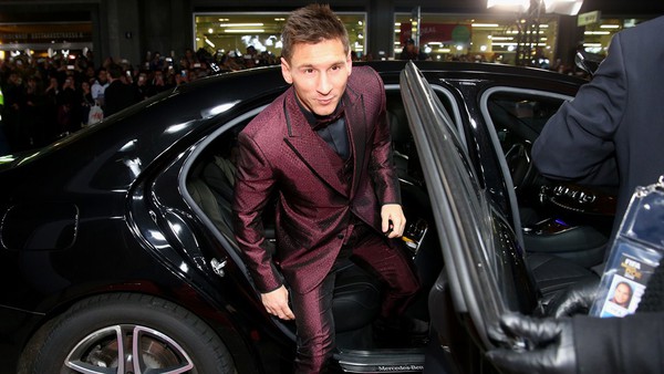 Messi chơi trội với trang phục "một m&igrave;nh một kiểu" tại Gala trao giải QBV 2014 1