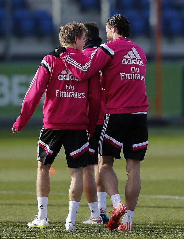 Bale cho "sao mai" Martin Odegaard "hít khói" trong màn đua tốc độ 4
