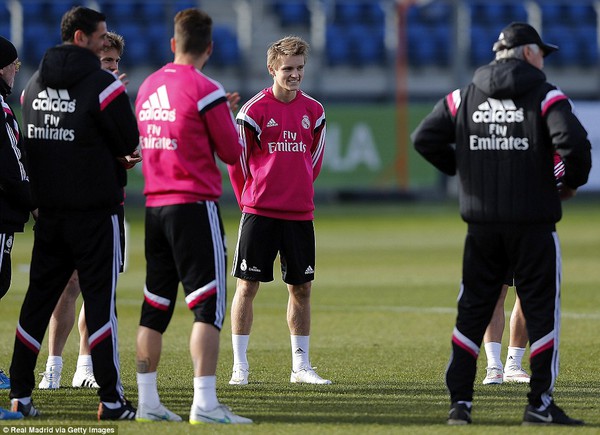 Bale cho "sao mai" Martin Odegaard "hít khói" trong màn đua tốc độ 8