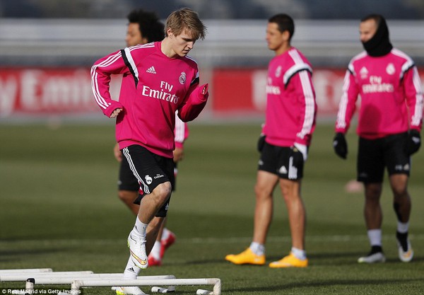 Bale cho "sao mai" Martin Odegaard "hít khói" trong màn đua tốc độ 9