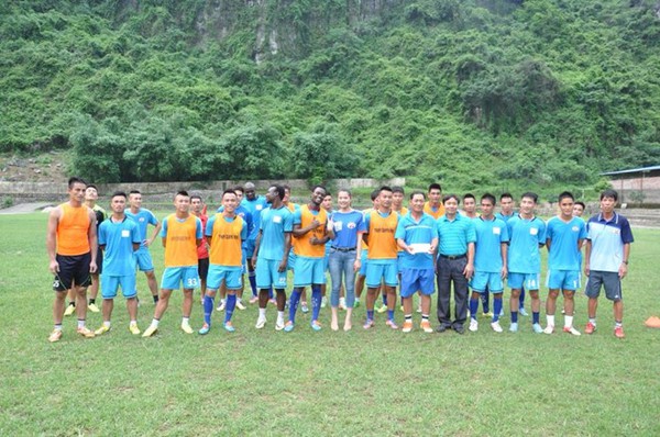4 CĐV nữ Việt Nam xinh chẳng k&eacute;m &Aacute; hậu Huyền My 17