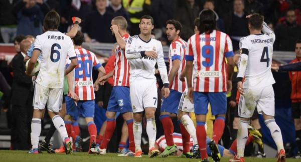 Nh&igrave;n lại 9 lần l&atilde;nh thẻ đỏ của Ronaldo 6