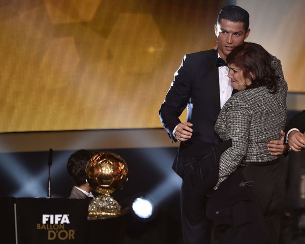 Ronaldo hò hét đầy phấn khích sau khi giành QBV FIFA 2014 9