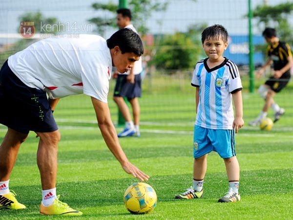 "Cậu ấm" nhà Tài Em say mê chơi bóng 8