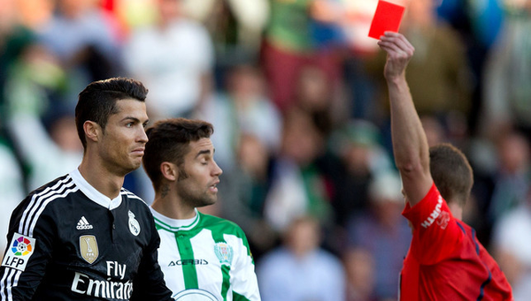 Nh&igrave;n lại 9 lần l&atilde;nh thẻ đỏ của Ronaldo 8