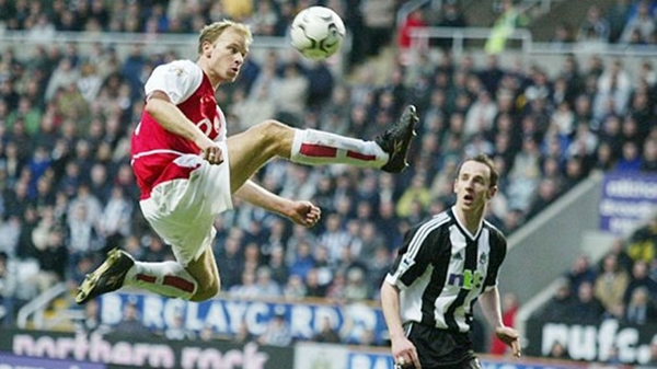 Arsenal dựng tượng tri ân Dennis Bergkamp 2