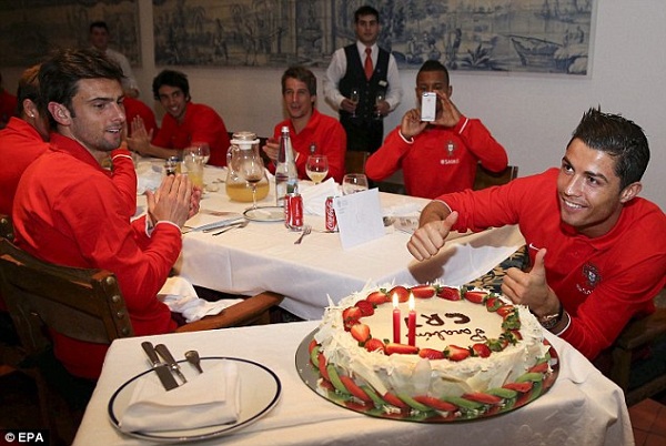 Ronaldo ăn bánh sinh nhật cùng đồng đội 1