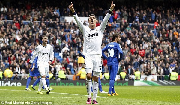 Ronaldo tỏ lòng biết ơn Sir Alex bằng cách... loại MU 2