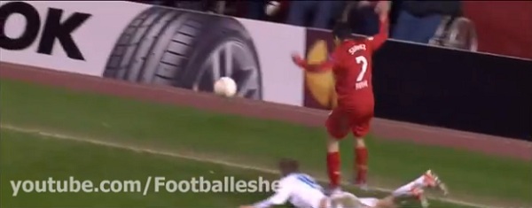 Suarez cũng bắt chước thói bạo lực của Pepe 2