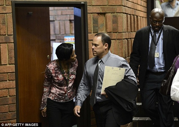 Điều tra viên buộc tội Pistorius tại tòa án từng suýt phải ngồi tù 2