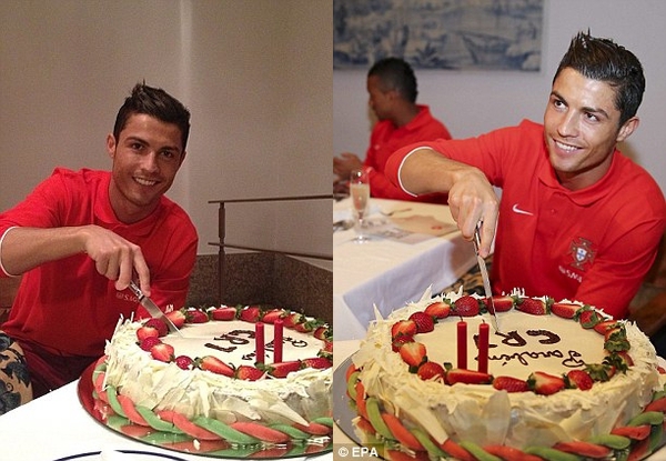 Ronaldo ăn bánh sinh nhật cùng đồng đội