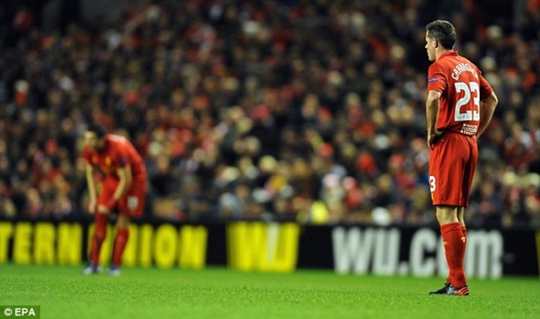 Suarez cũng bắt chước thói bạo lực của Pepe 3