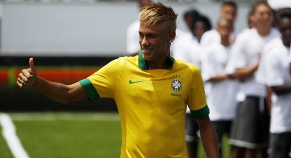 Neymar nhuộm râu, xuống tóc khoe áo mới của Brazil 4