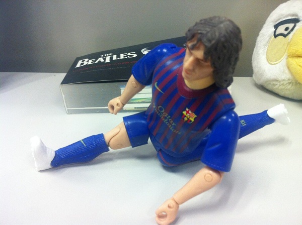 Đội trưởng Barcelona bị fan b&ecirc;u riếu sau pha "trượt chuối" 5