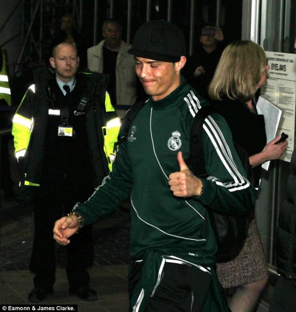 Ronaldo diện xtyle... quần đùi, đi tất tại sân bay Manchester 4