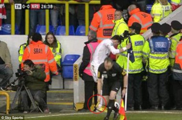 CĐV n&eacute;m chuối v&agrave;o Gareth Bale bị cấm đến SVĐ suốt đời 1
