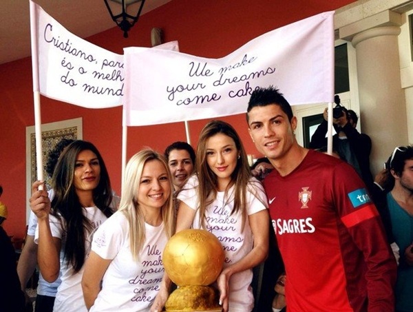 CR7 được fan nữ tặng… Quả bóng vàng 1