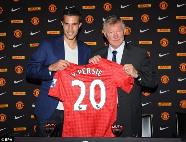 Van Persie dẫn đầu Premier League ở khoản... bán áo 1