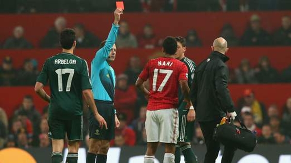 Nani bị thẻ đỏ, CĐV MU gọi&hellip; cảnh s&aacute;t 1