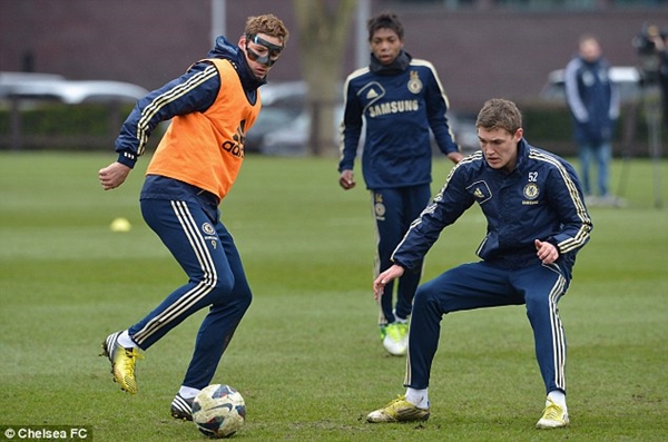 Torres đeo mặt nạ, cô đơn tập luyện cùng các cầu thủ trẻ 5