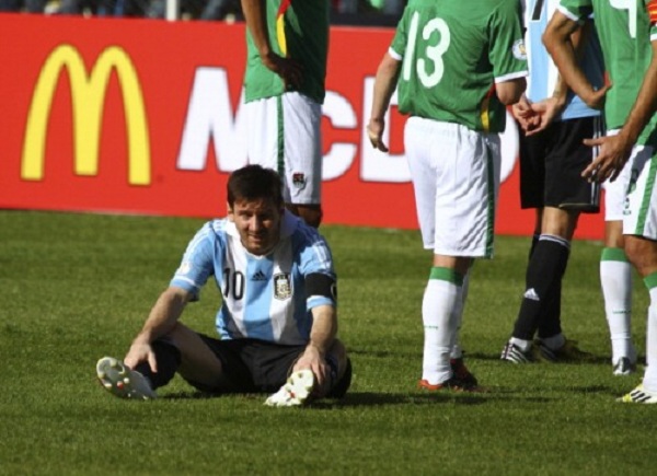 Messi kiệt sức, Di Maria thở ô xy tại Bolivia 1
